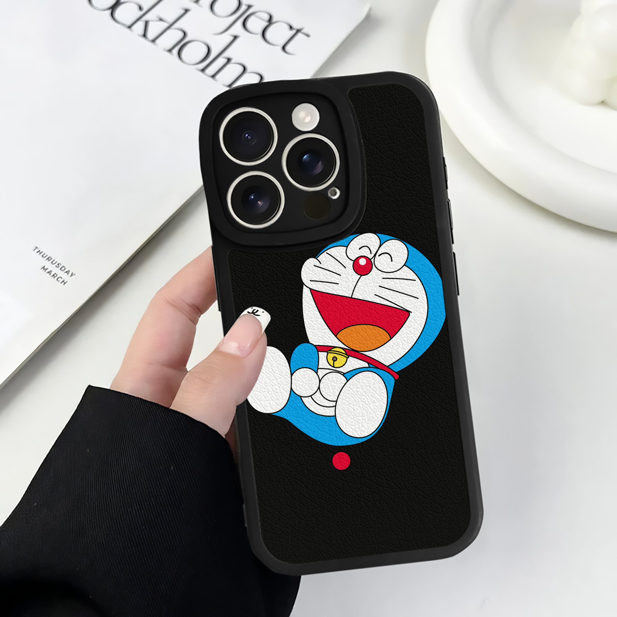 （画像用） ドラえもん Doraemon 【iPhone 16シリーズ対応】シリコンスマホケース（レザー調） 材質：シリコン